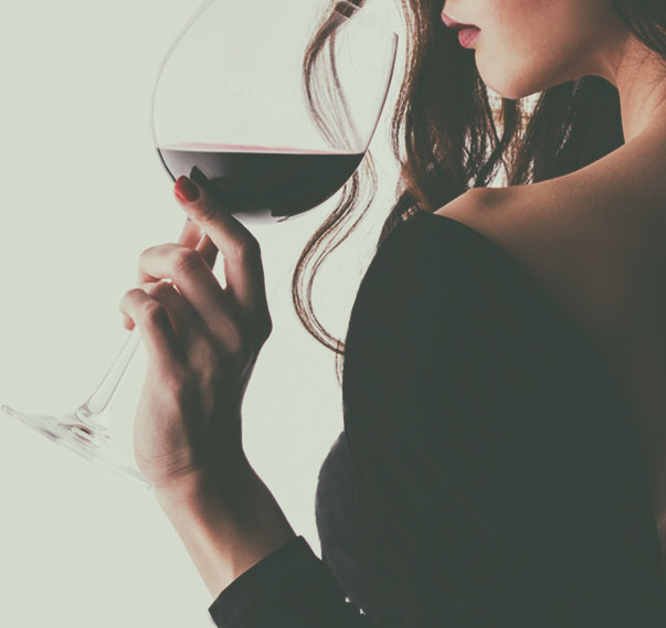 donna beve vino
