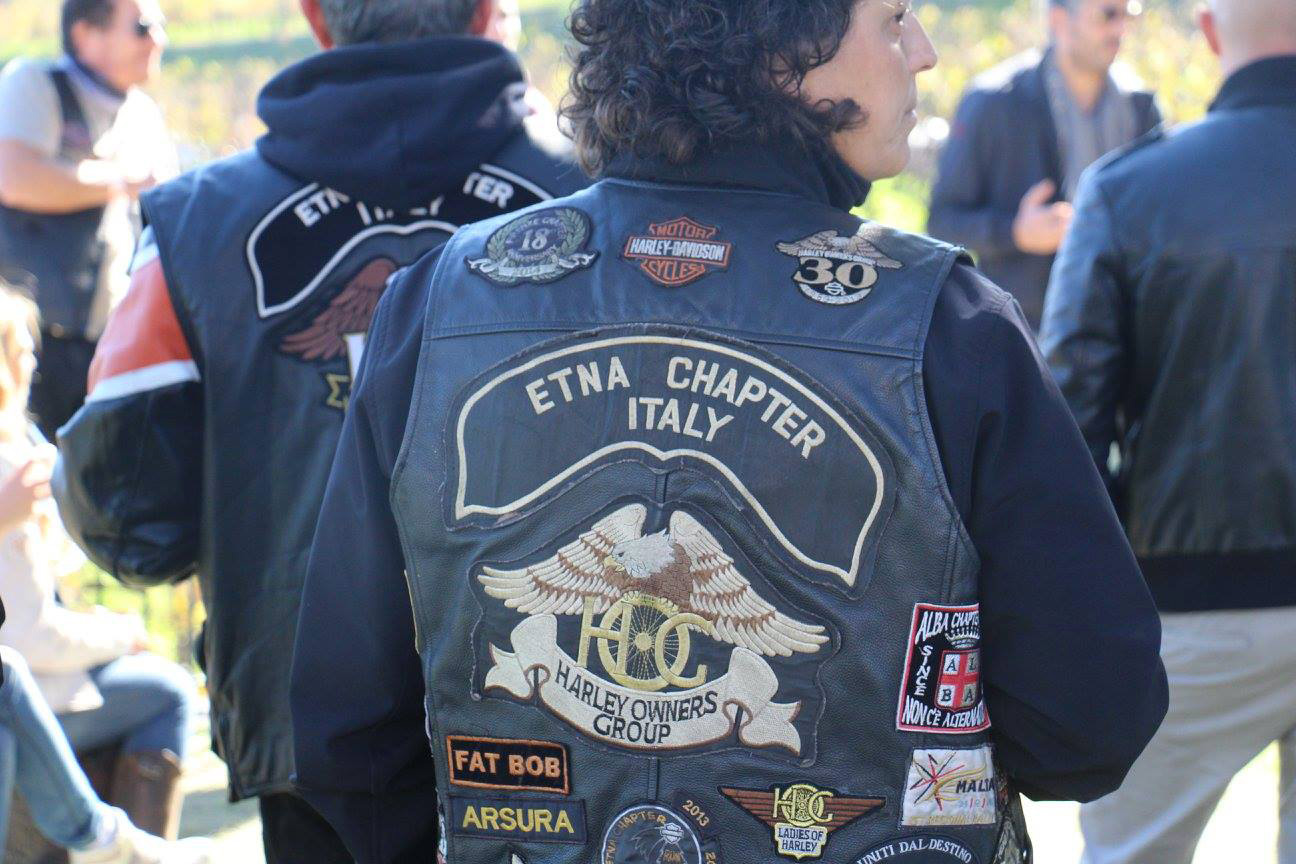 motociclista mostra la propria giacca